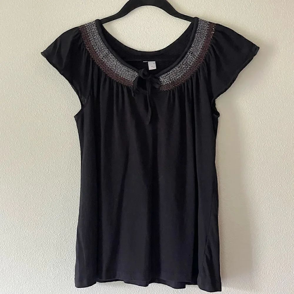 Old Navy Black Short Sleeve Tie/Bead Detail Top. Size Medium.
